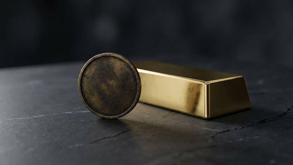 مقایسه مفهومی نماد طلایی بیت کوین و شمش طلا در کنار یک ترازوی دقیق برای نمایش چالش ذخیره ارزش